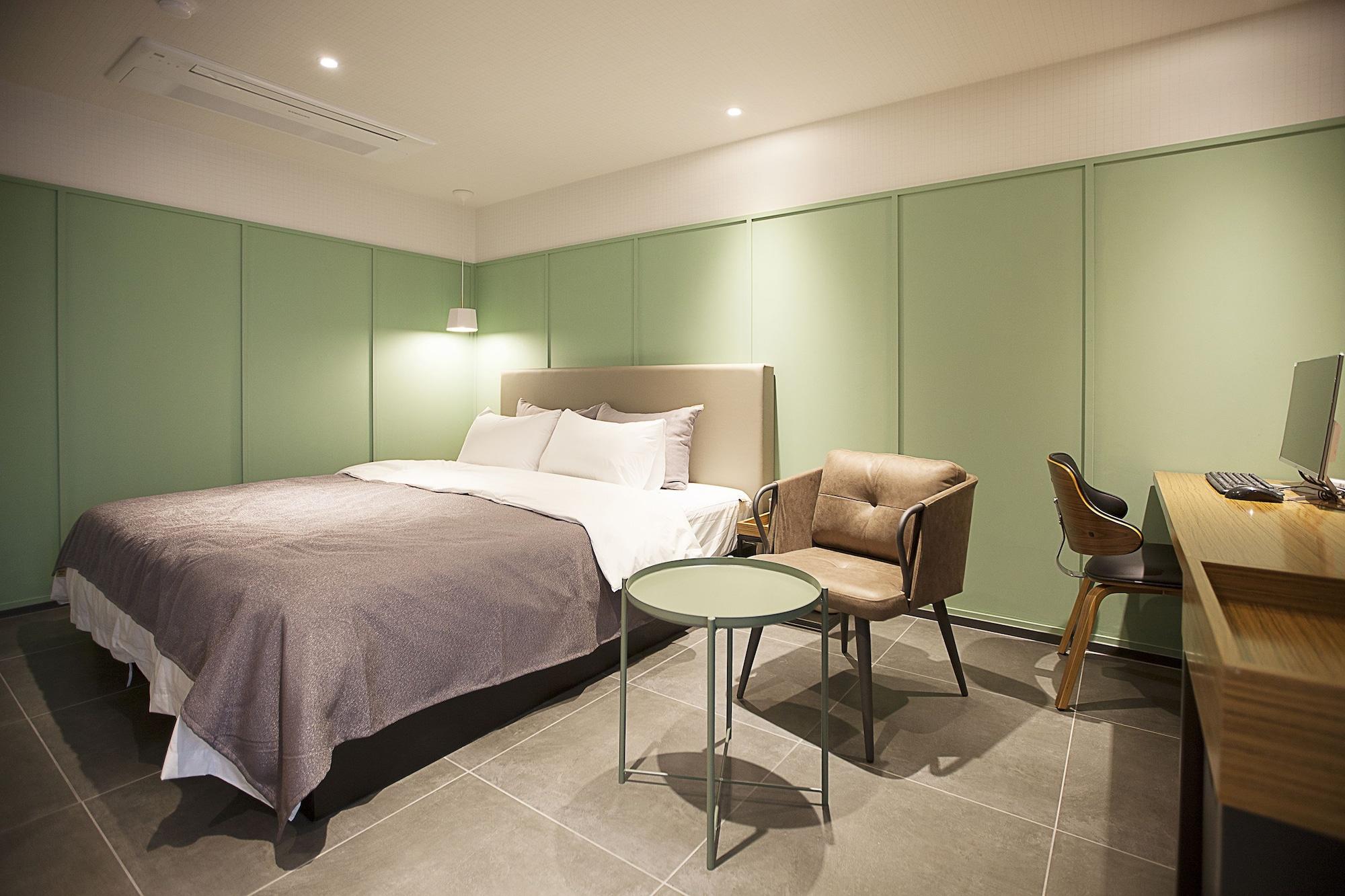 Brown Dot Hotel Чханвон Екстер'єр фото
