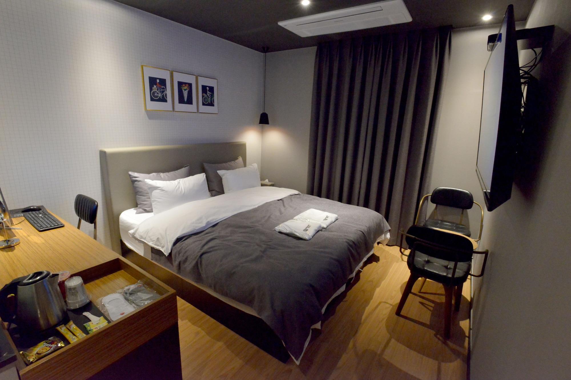 Brown Dot Hotel Чханвон Екстер'єр фото