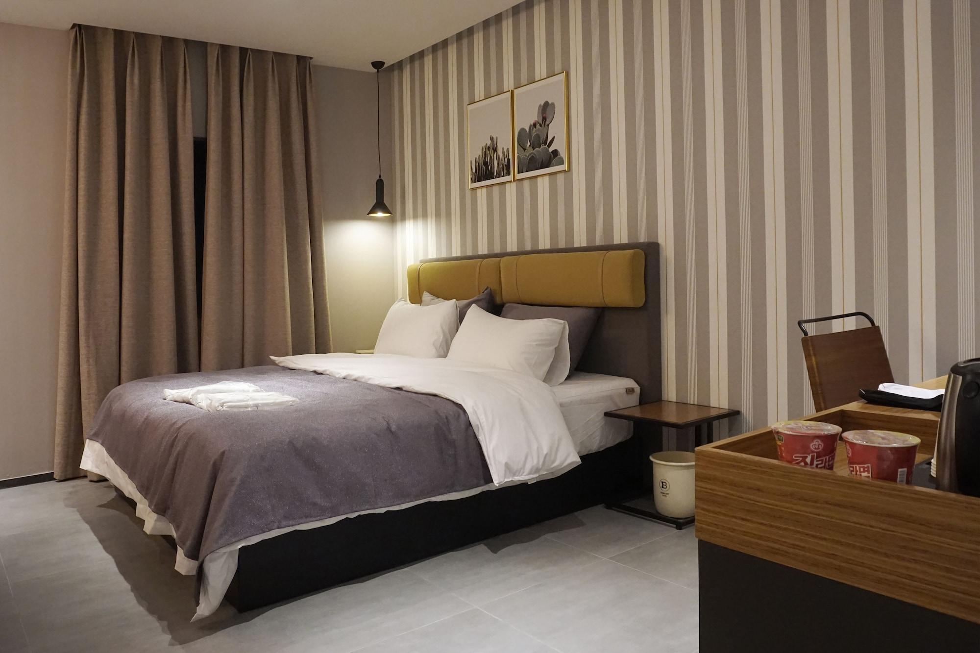 Brown Dot Hotel Чханвон Екстер'єр фото