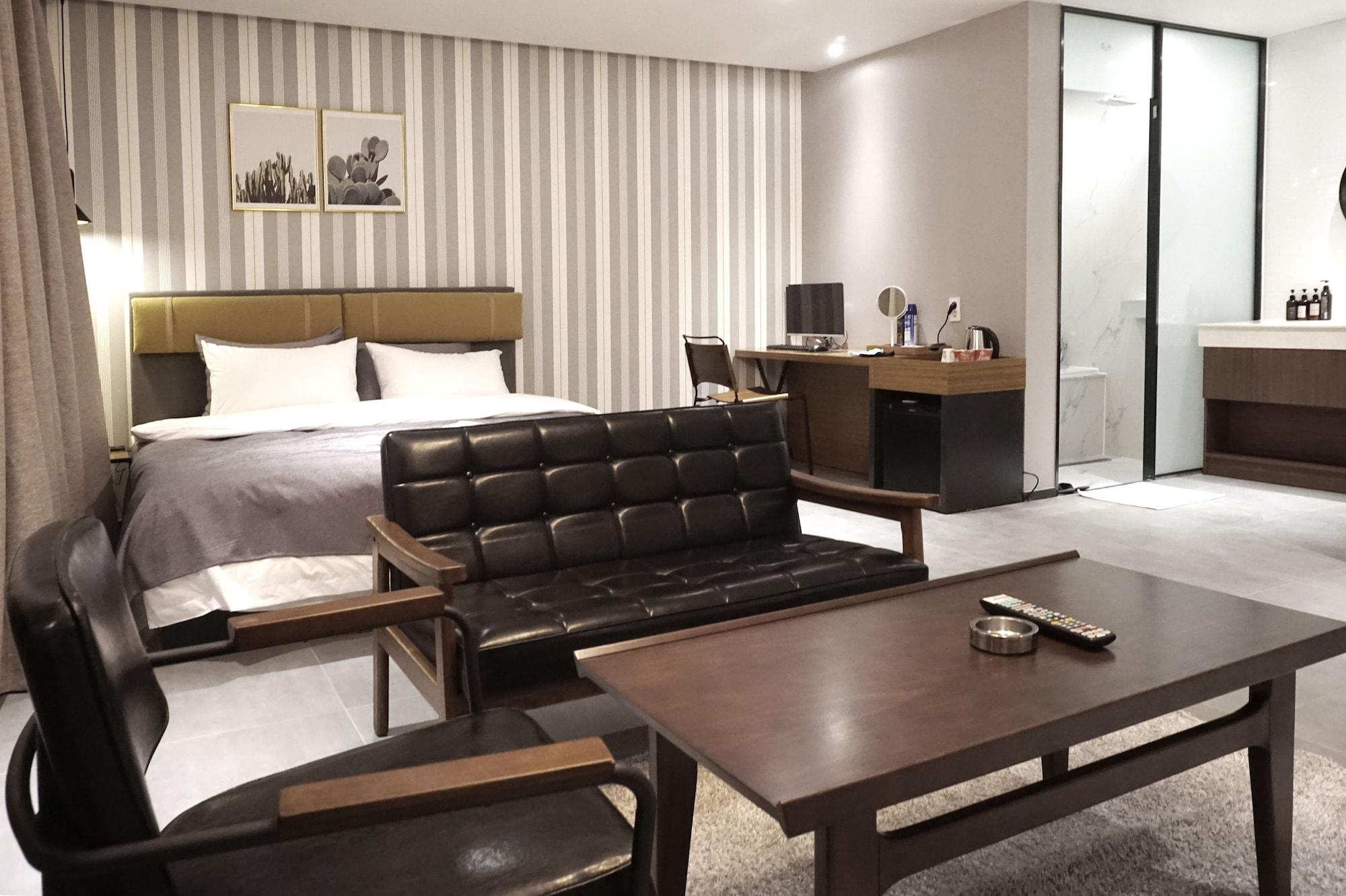 Brown Dot Hotel Чханвон Екстер'єр фото