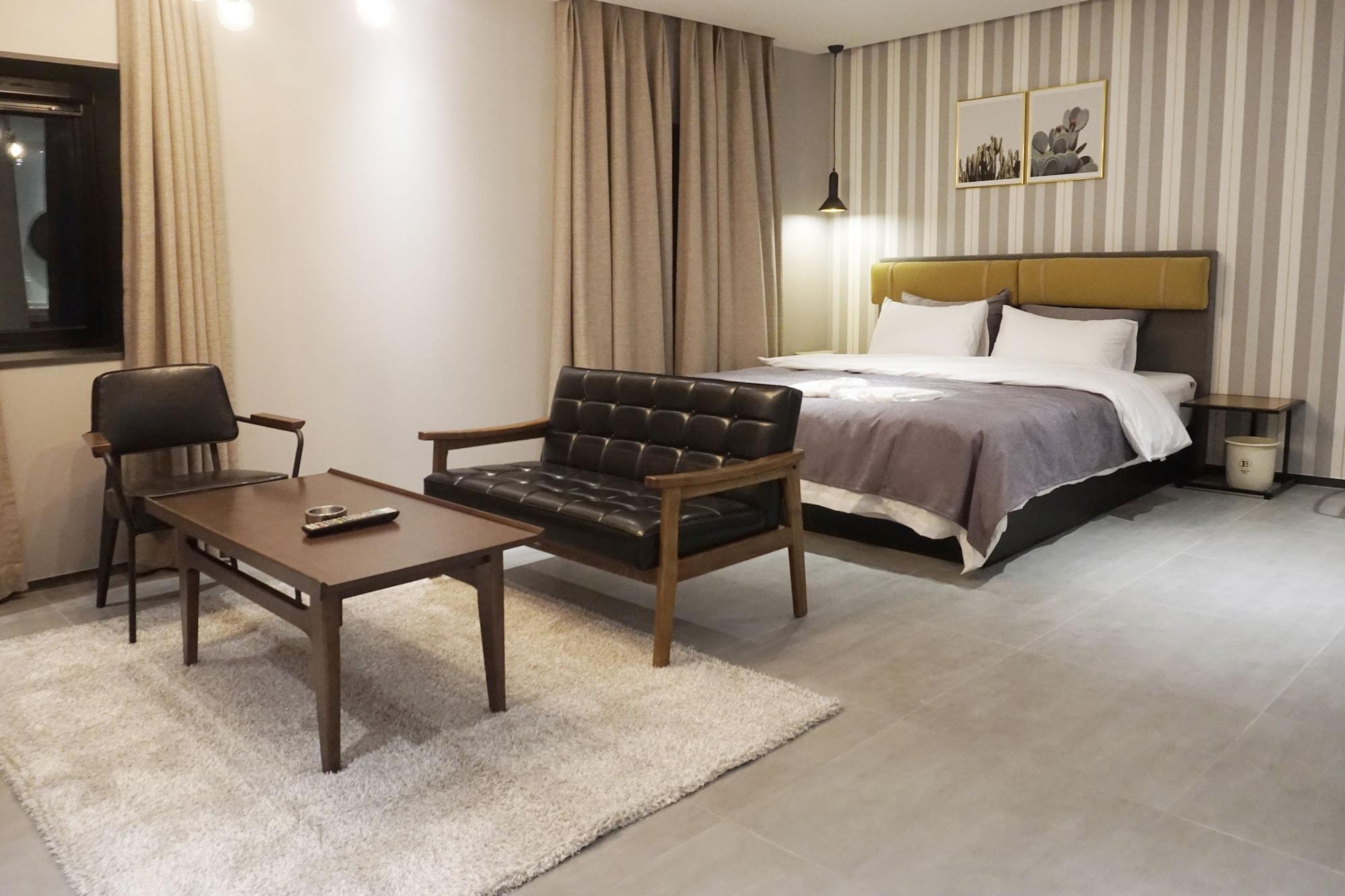 Brown Dot Hotel Чханвон Екстер'єр фото