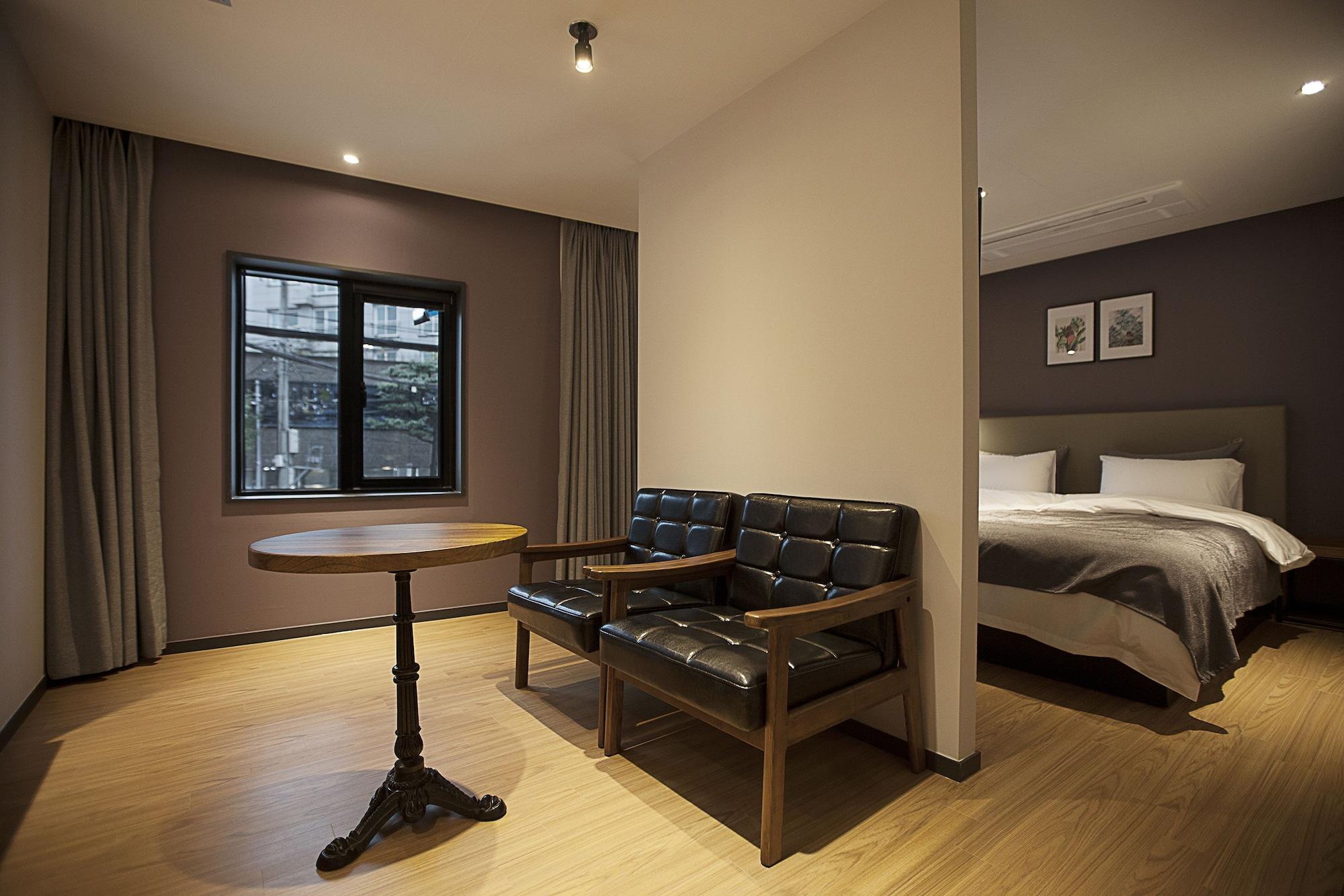 Brown Dot Hotel Чханвон Екстер'єр фото