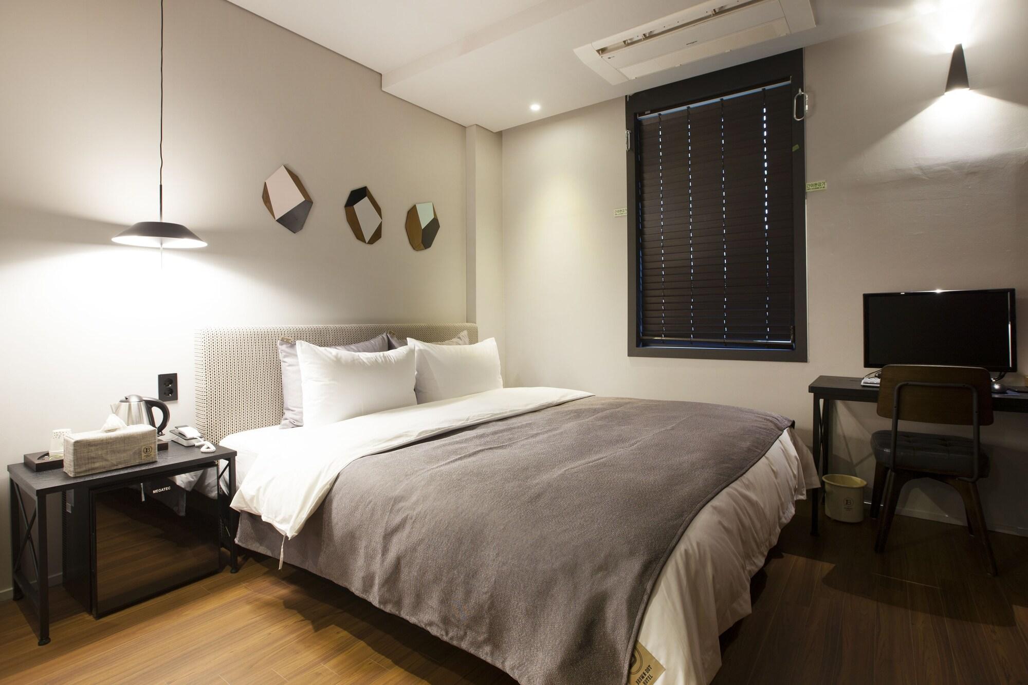 Brown Dot Hotel Чханвон Екстер'єр фото