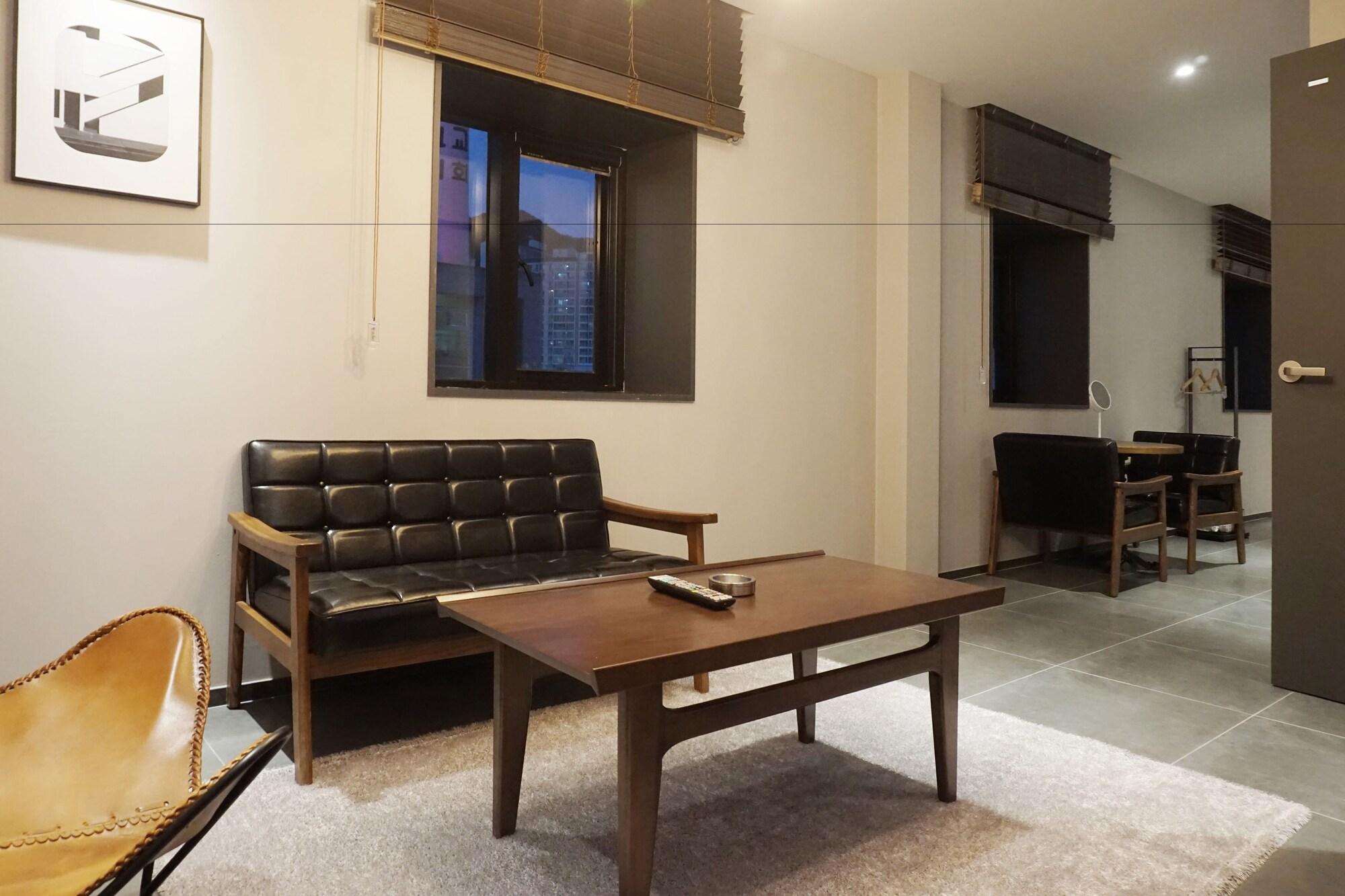 Brown Dot Hotel Чханвон Екстер'єр фото
