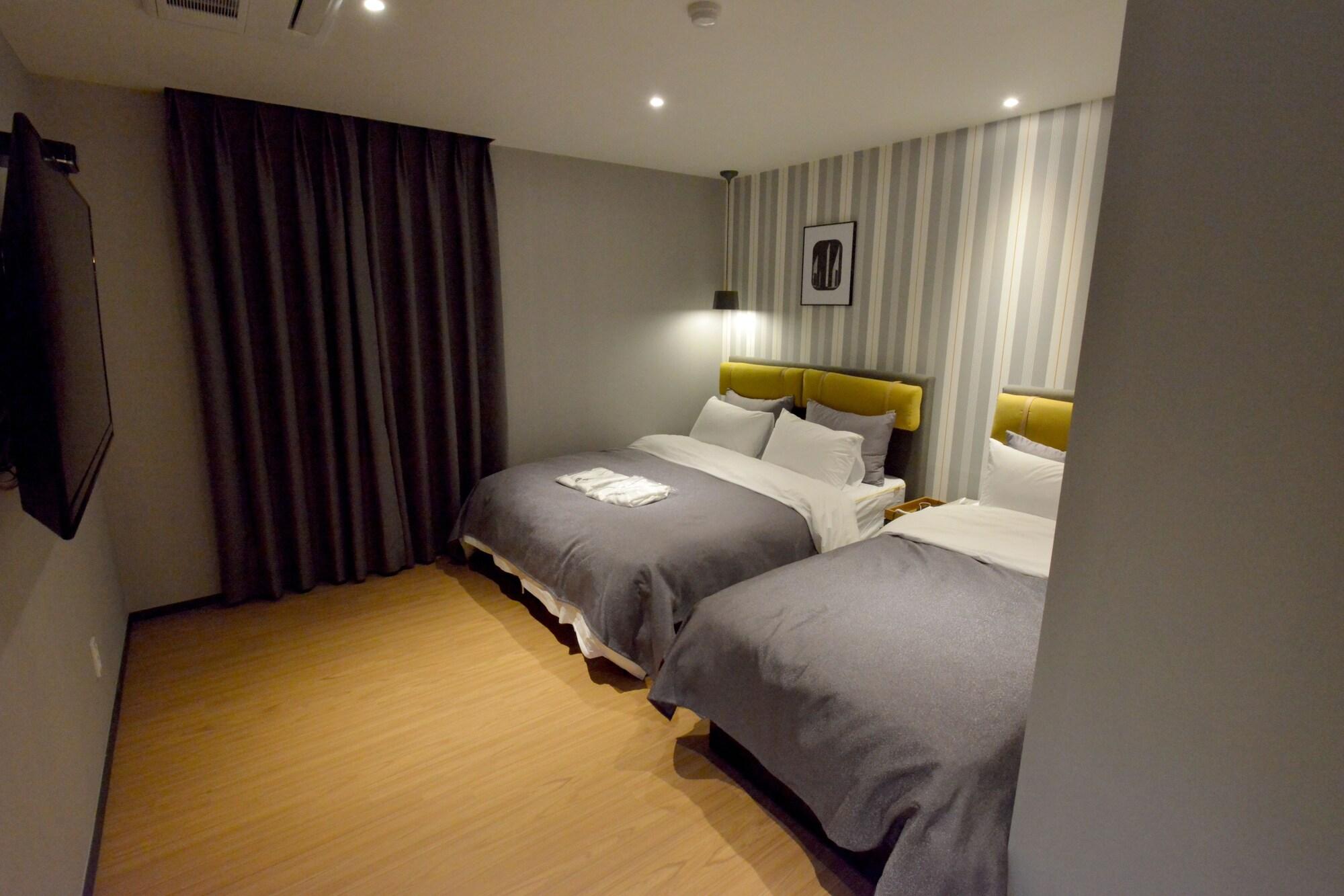 Brown Dot Hotel Чханвон Екстер'єр фото