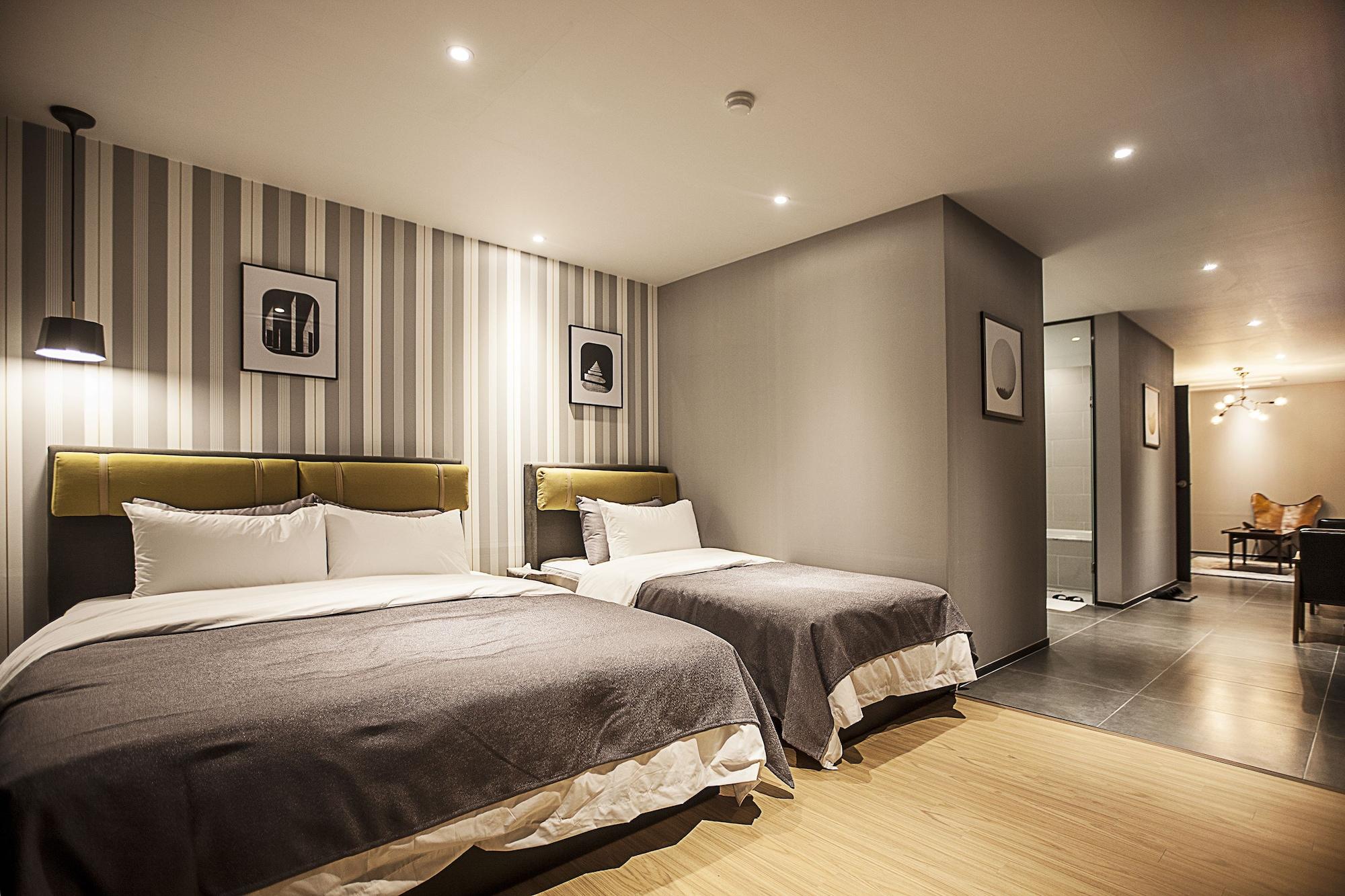 Brown Dot Hotel Чханвон Екстер'єр фото