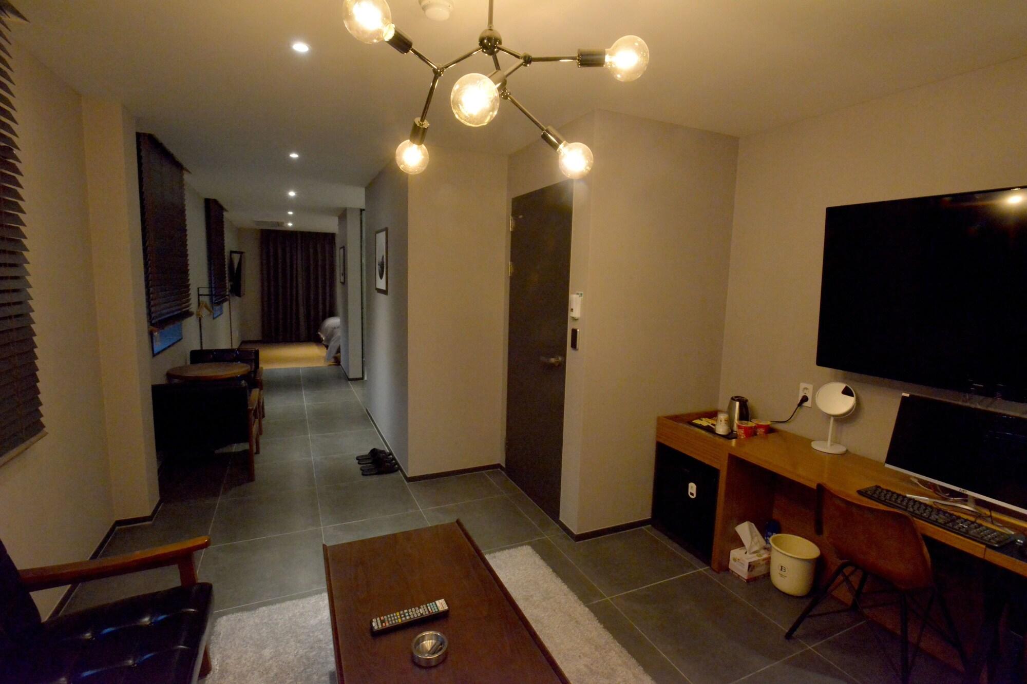 Brown Dot Hotel Чханвон Екстер'єр фото