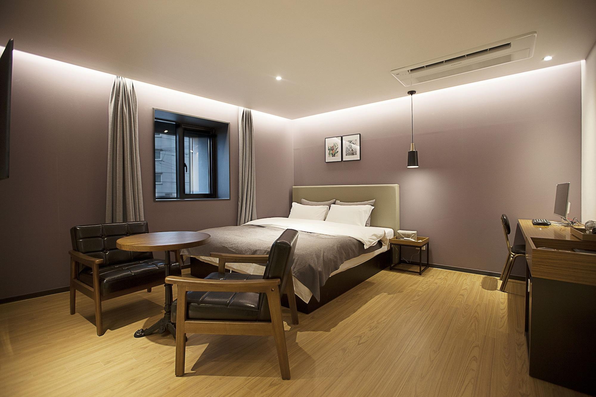 Brown Dot Hotel Чханвон Екстер'єр фото