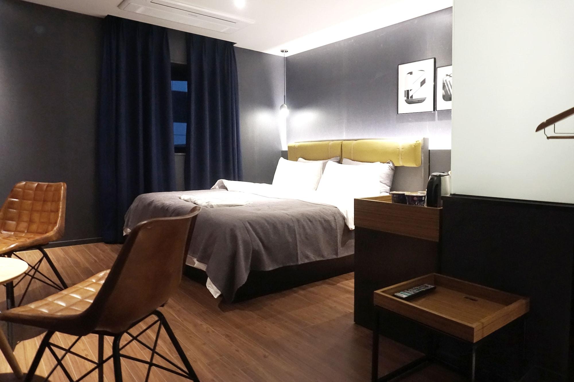 Brown Dot Hotel Чханвон Екстер'єр фото