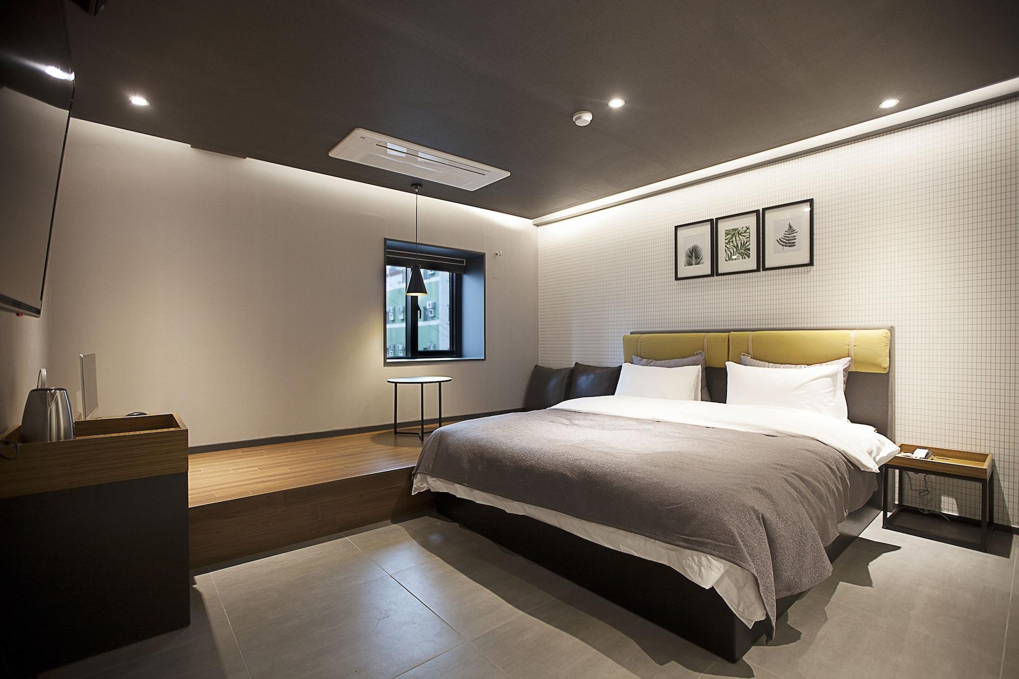 Brown Dot Hotel Чханвон Екстер'єр фото