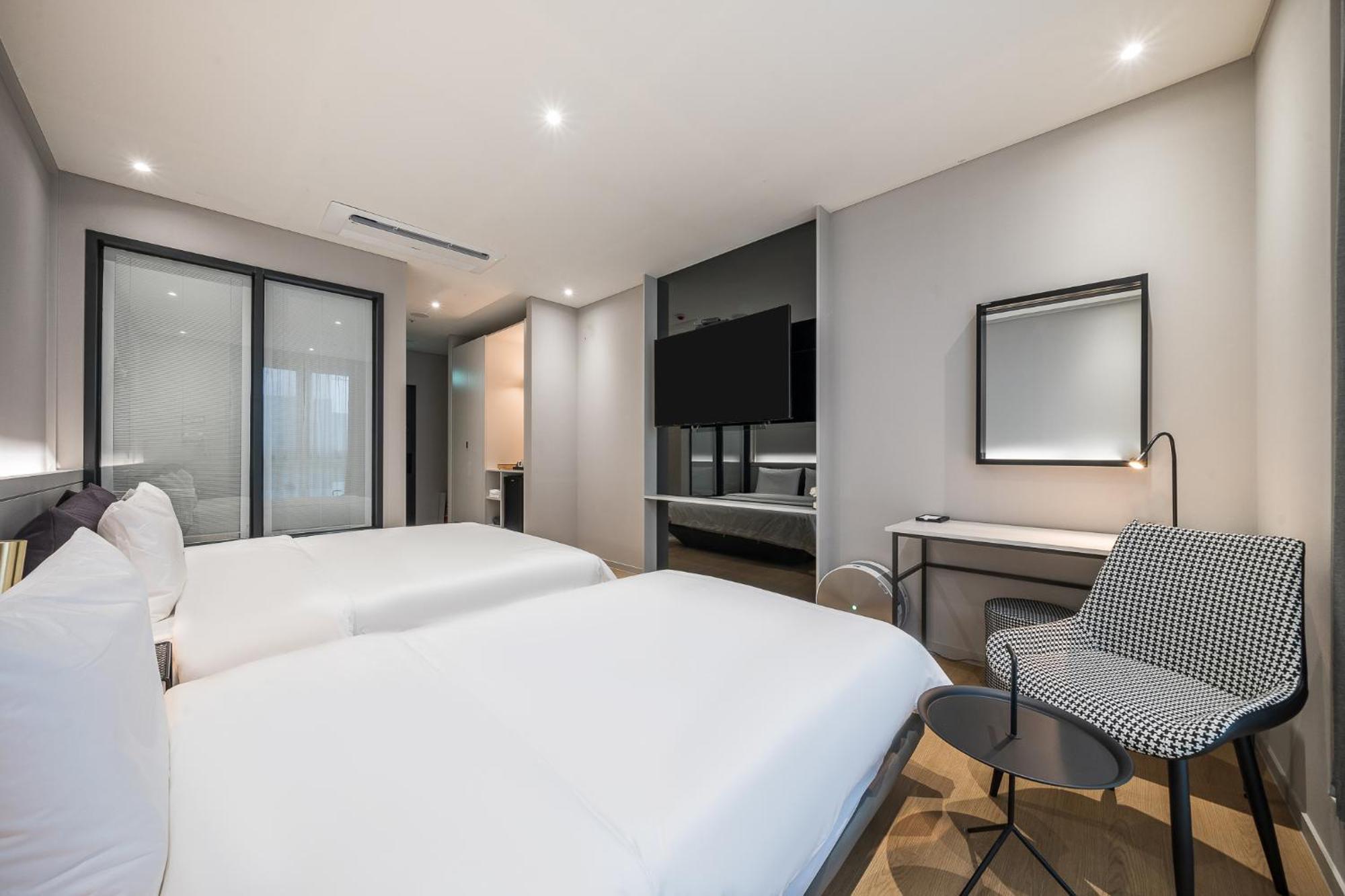 Brown Dot Hotel Чханвон Екстер'єр фото