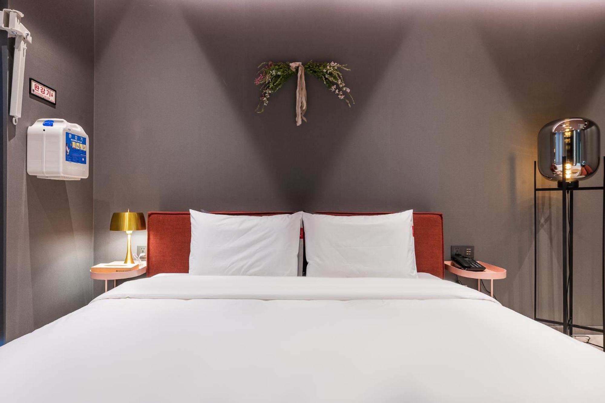 Brown Dot Hotel Чханвон Екстер'єр фото