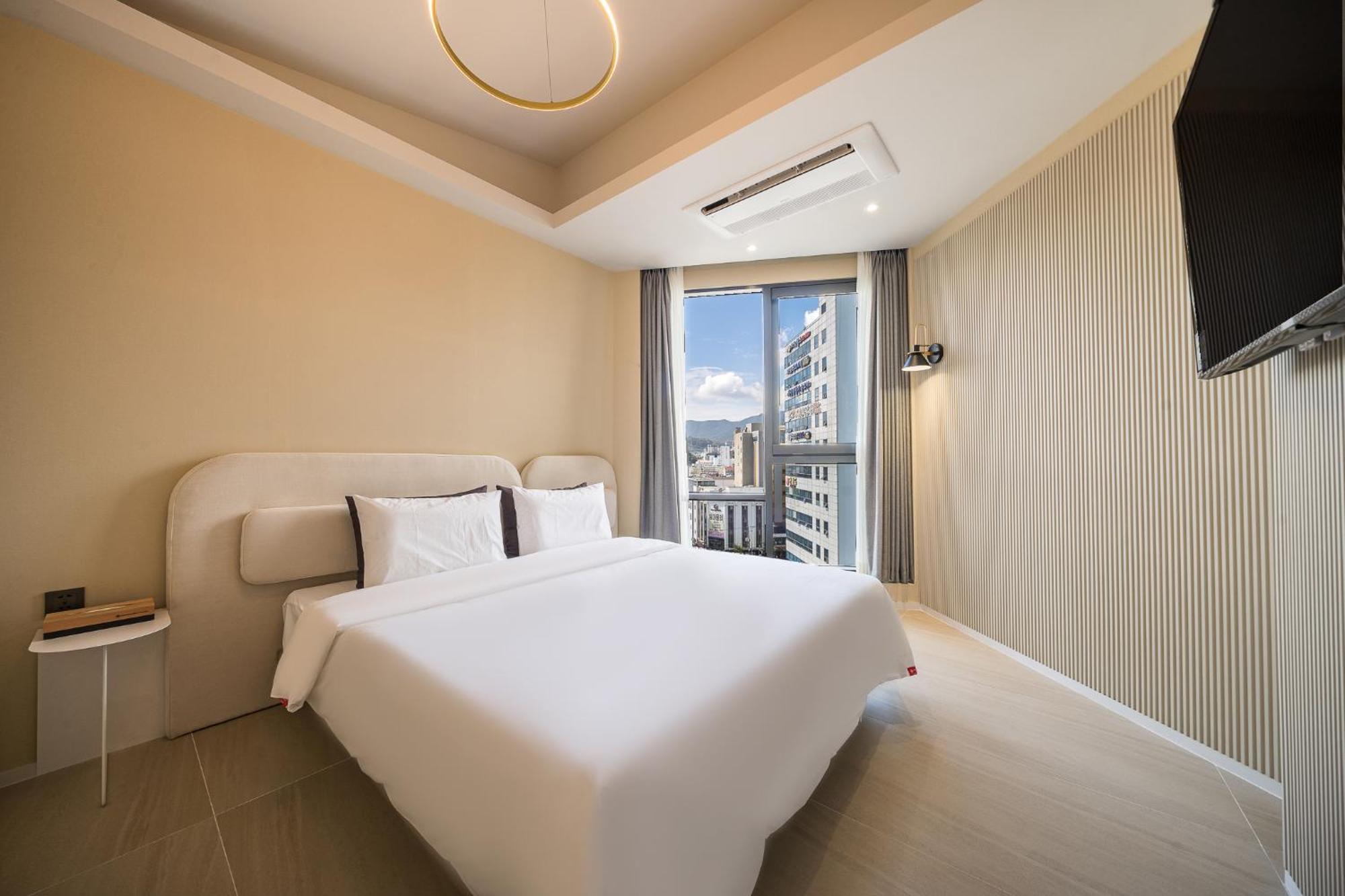Brown Dot Hotel Чханвон Екстер'єр фото
