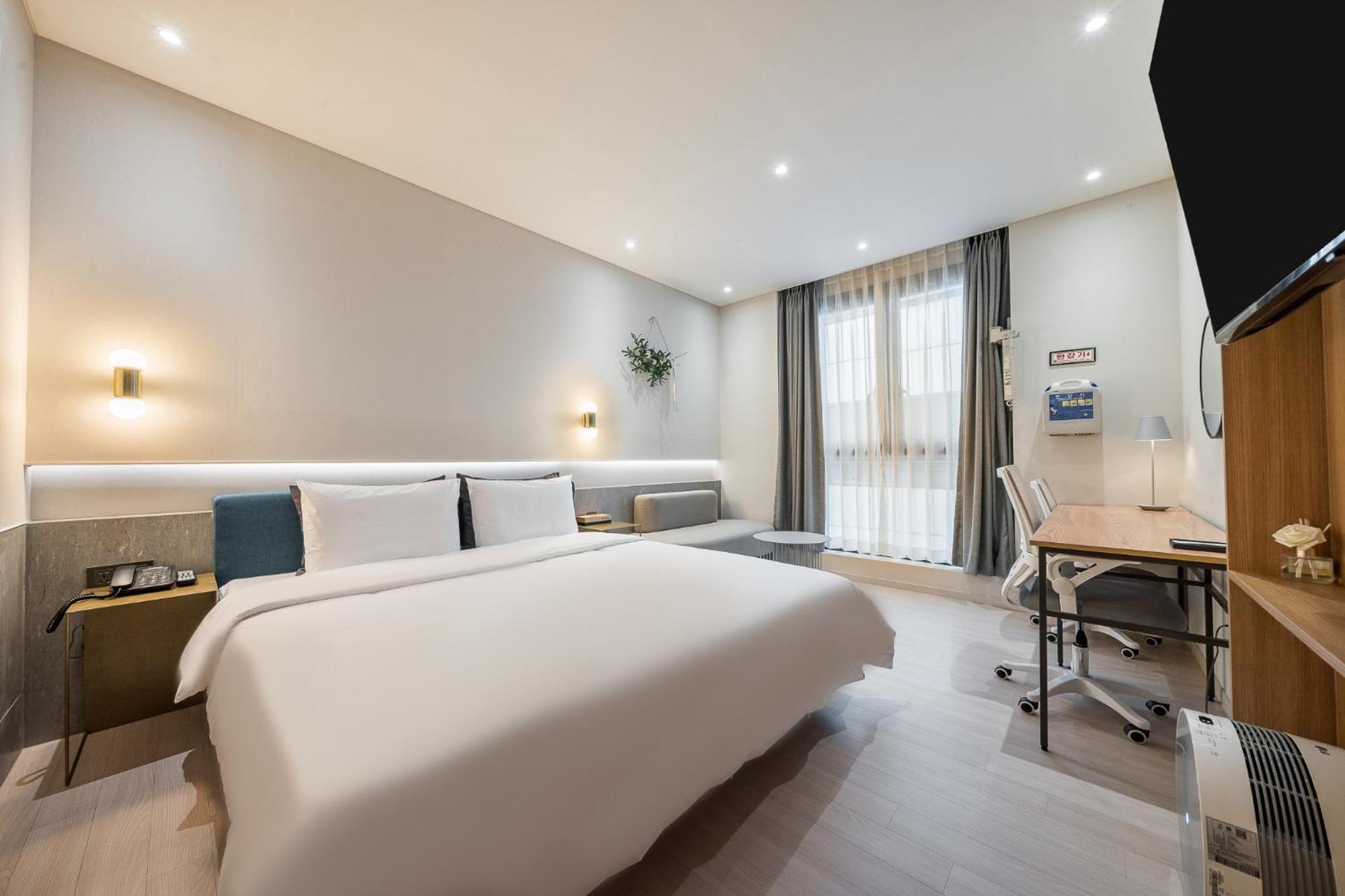 Brown Dot Hotel Чханвон Екстер'єр фото