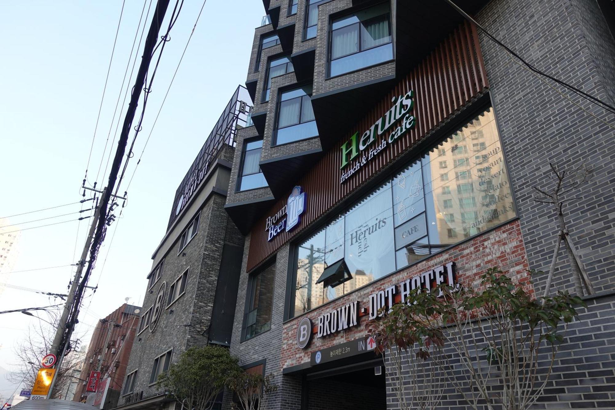 Brown Dot Hotel Чханвон Екстер'єр фото