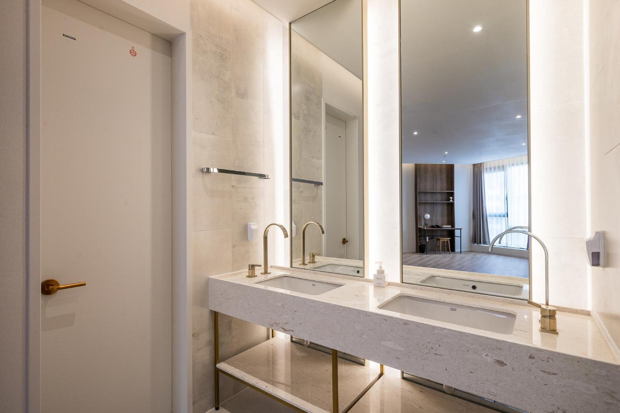 Brown Dot Hotel Чханвон Екстер'єр фото