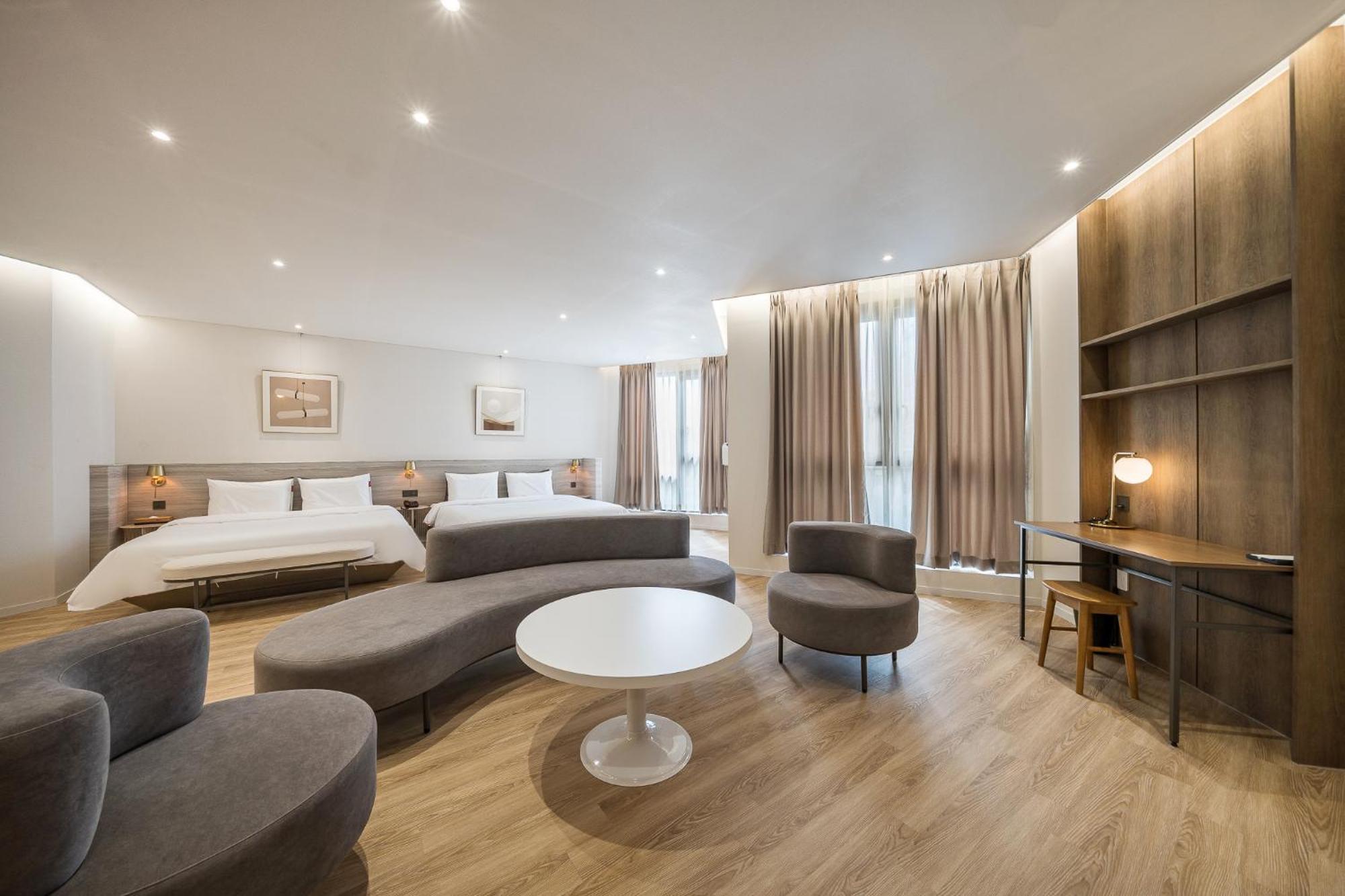 Brown Dot Hotel Чханвон Екстер'єр фото