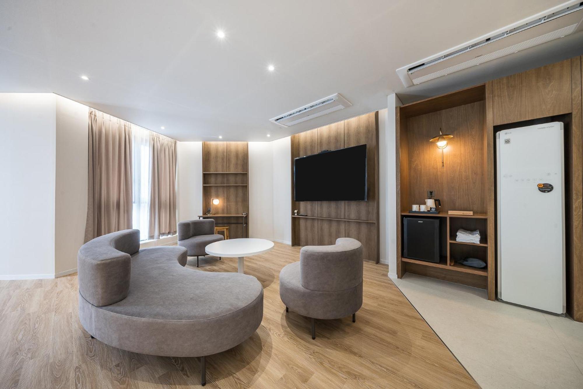 Brown Dot Hotel Чханвон Екстер'єр фото