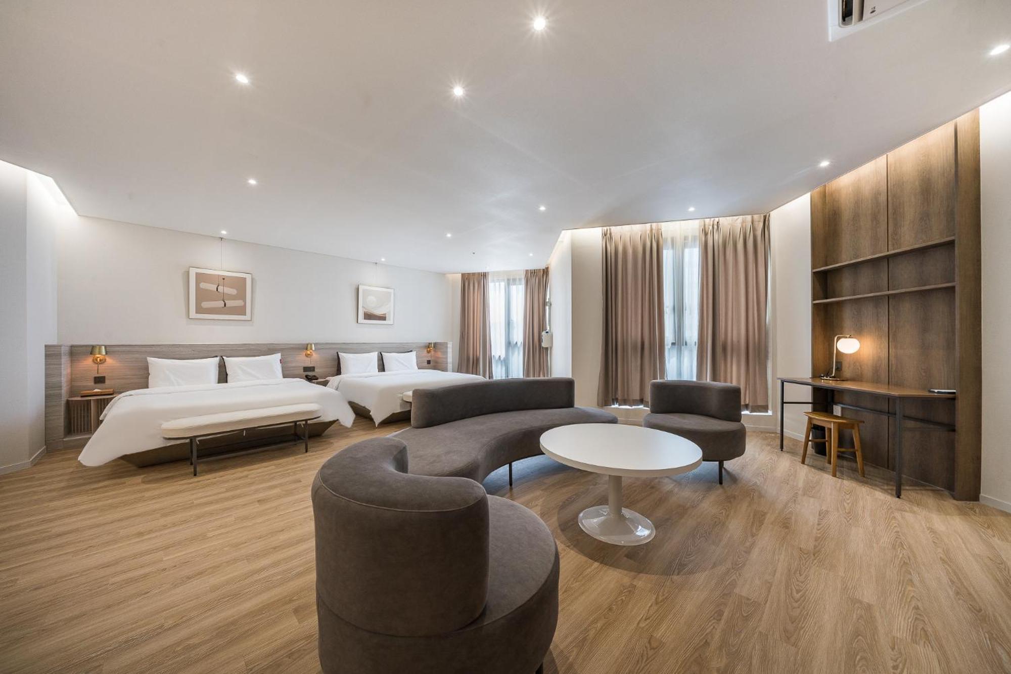 Brown Dot Hotel Чханвон Екстер'єр фото