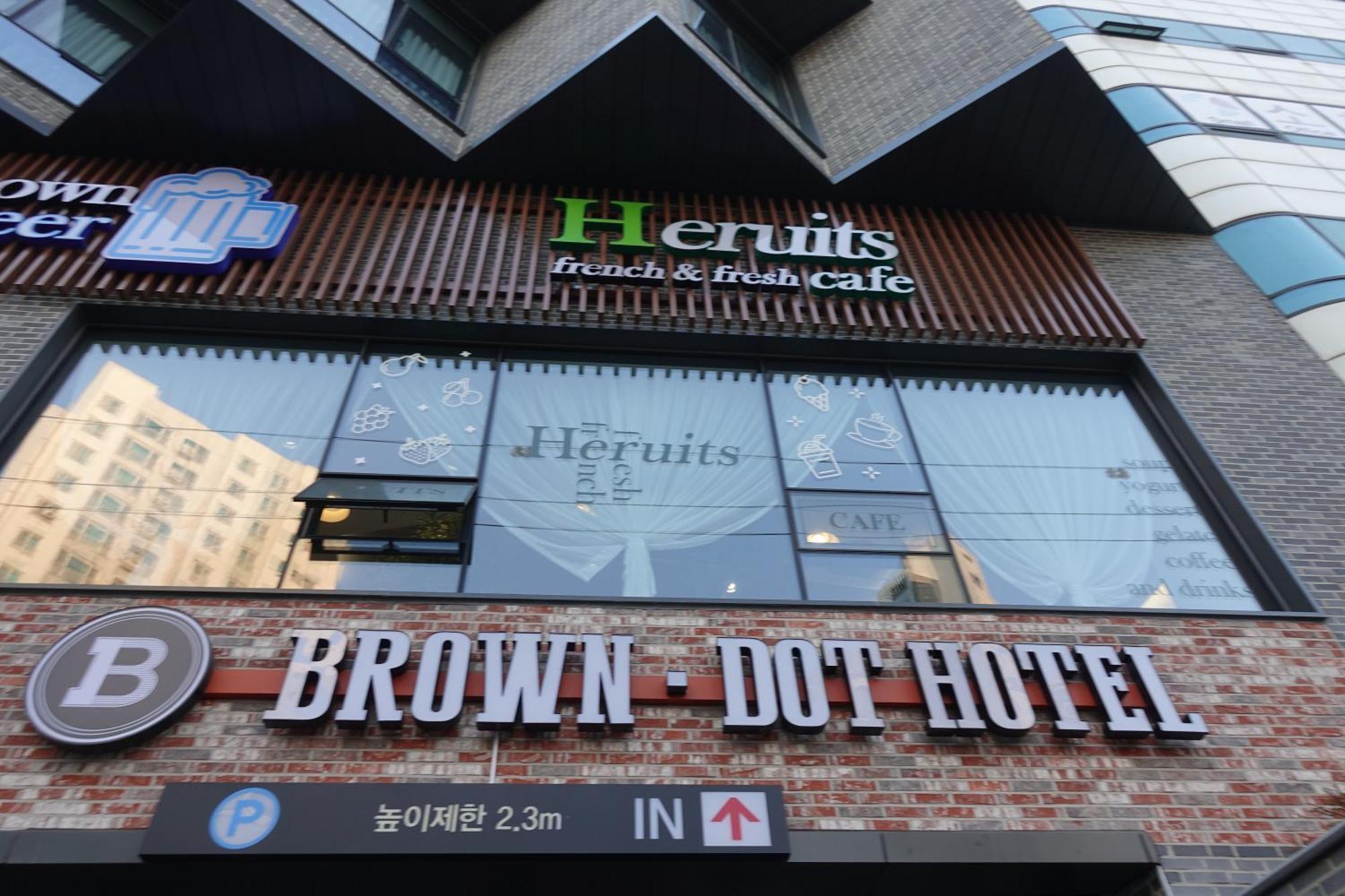 Brown Dot Hotel Чханвон Екстер'єр фото