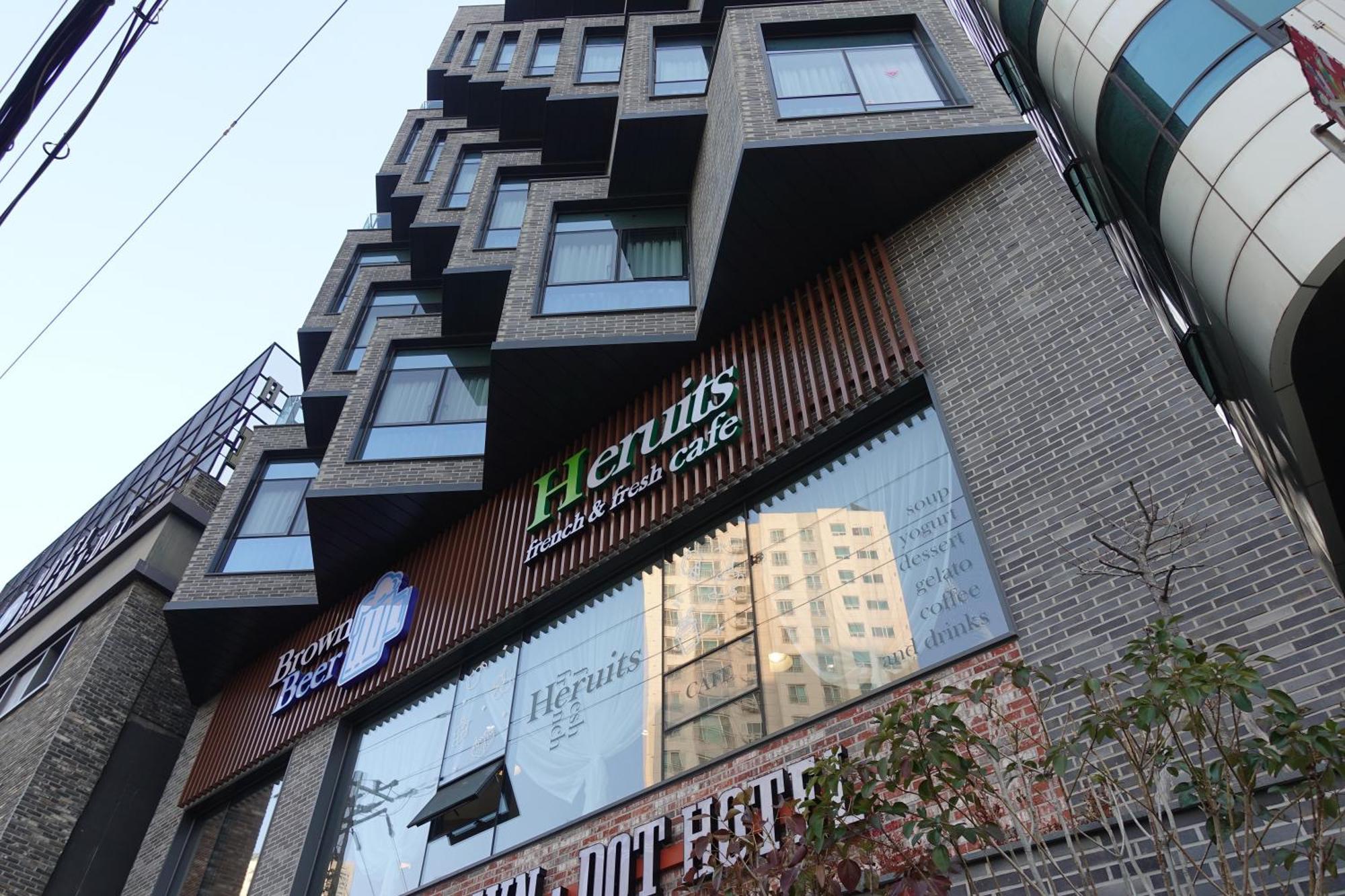 Brown Dot Hotel Чханвон Екстер'єр фото