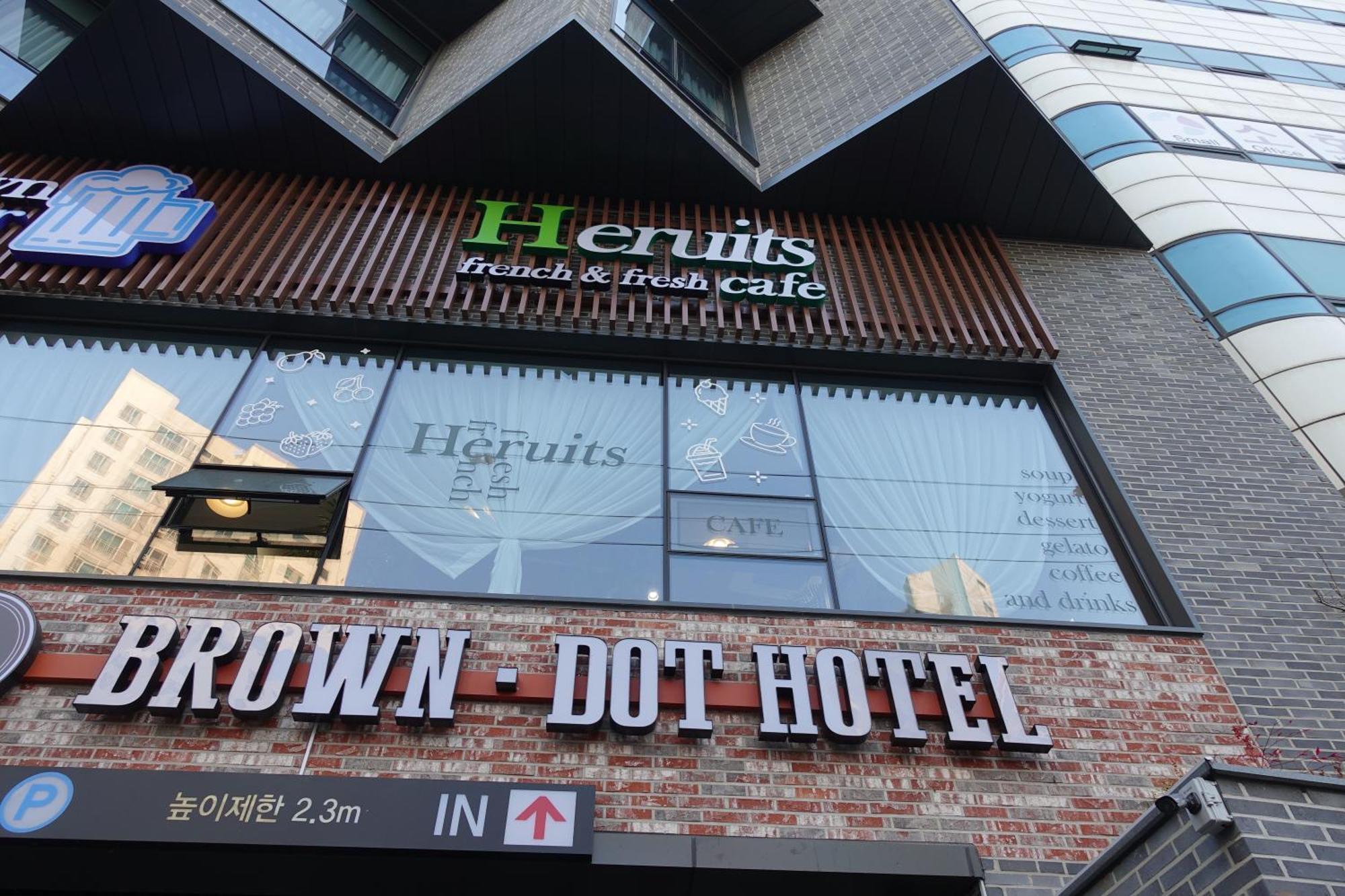 Brown Dot Hotel Чханвон Екстер'єр фото