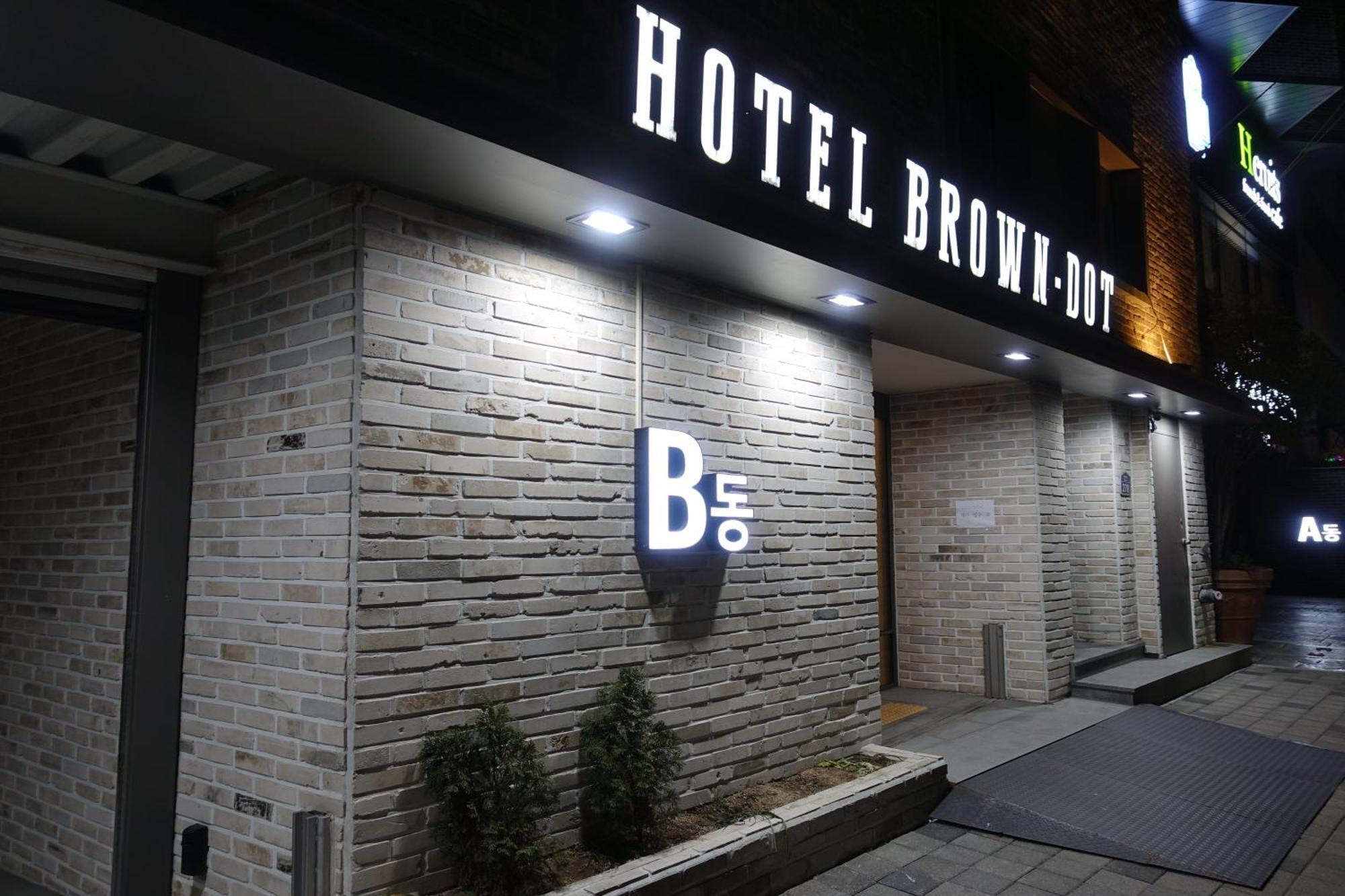 Brown Dot Hotel Чханвон Екстер'єр фото