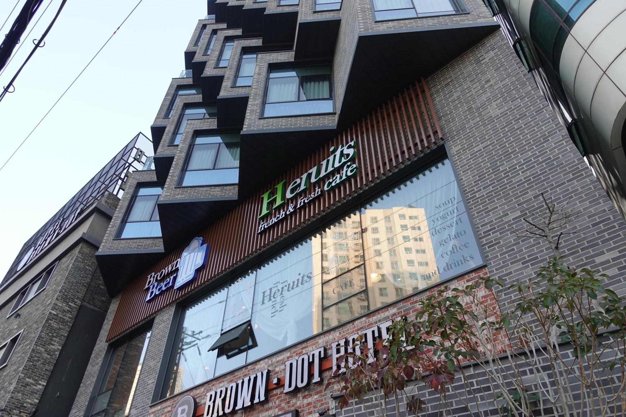 Brown Dot Hotel Чханвон Екстер'єр фото