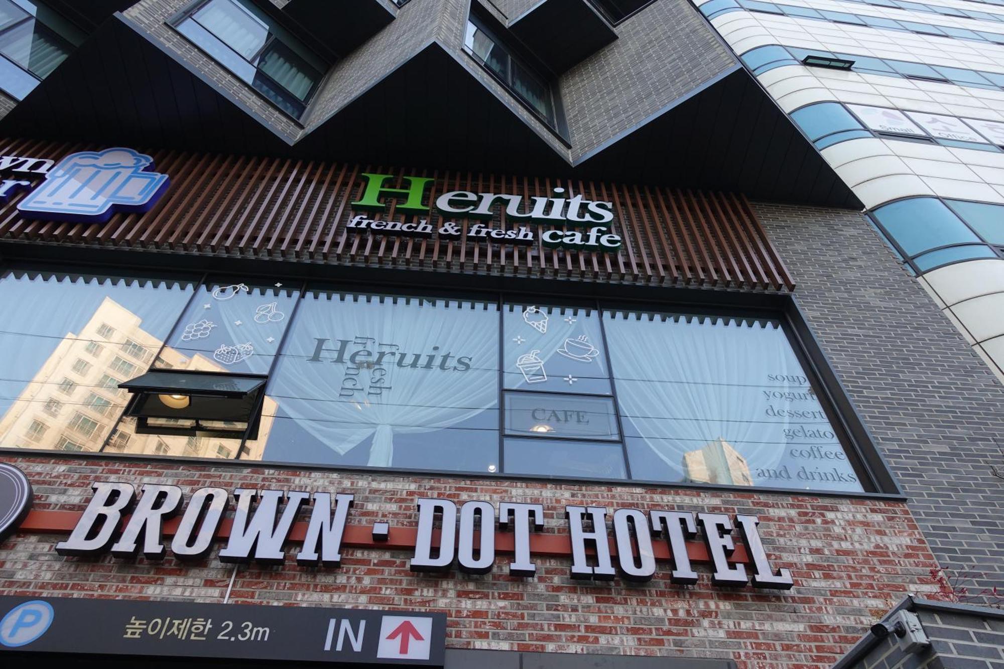 Brown Dot Hotel Чханвон Екстер'єр фото