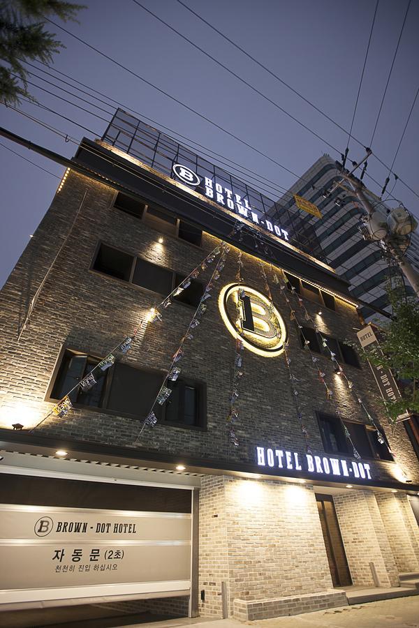 Brown Dot Hotel Чханвон Екстер'єр фото