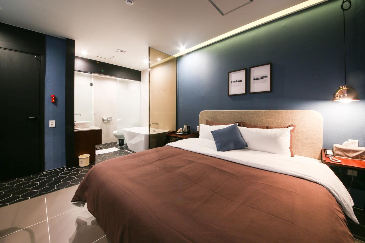 Brown Dot Hotel Чханвон Екстер'єр фото